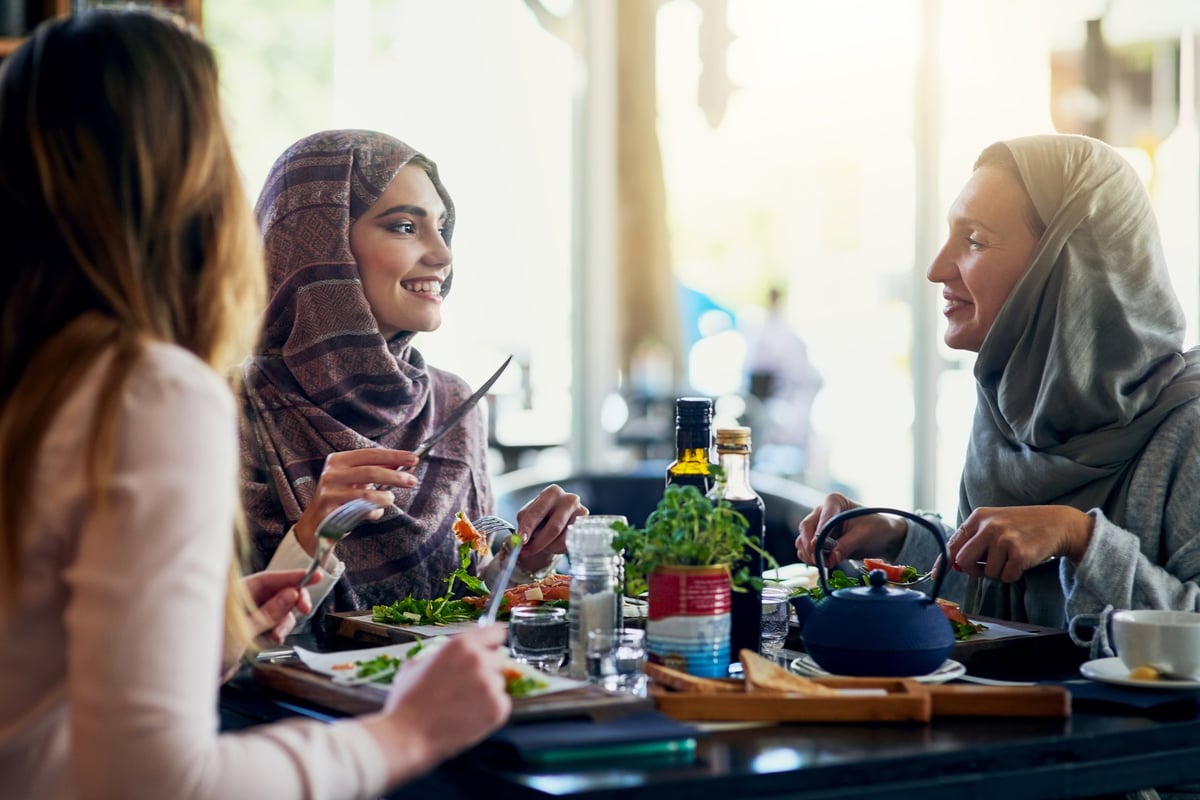Mulheres confiantes reunidas